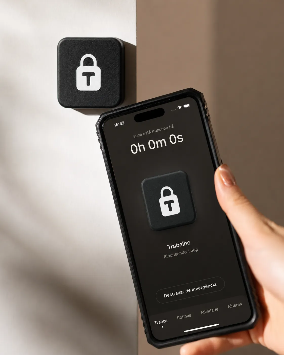 Tranca an der Wand und das Handy in der Hand mit aktivem Arbeits-Modus
